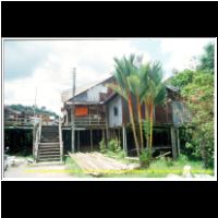 12370 096 Langhaus Stamm Bifdayuh bei Kuting Malaysia 2006 Sarawak.jpg